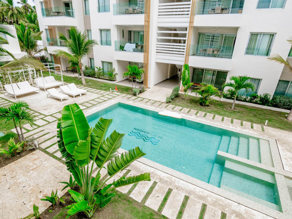 piscina en punta cana con mosaico ONIX®